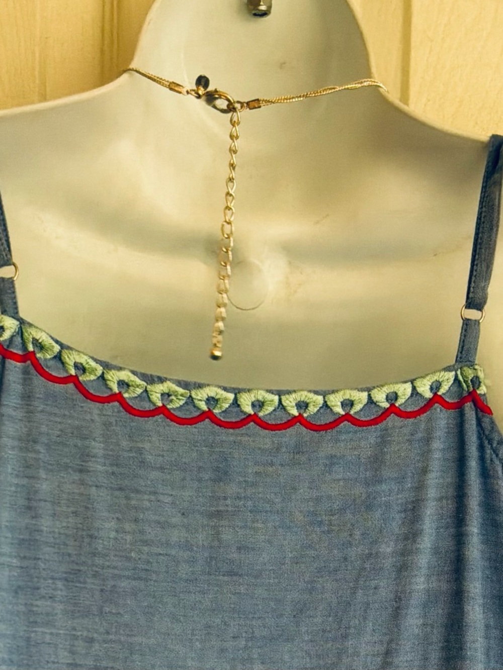 Embroidered Button-Front dress - Picture 10 of 12